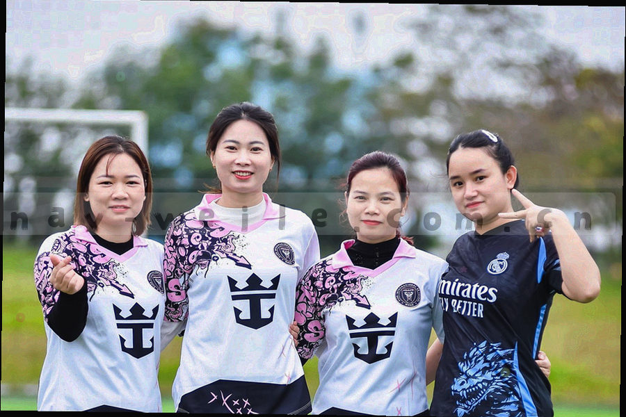 当日开服条目卡片以暖黄高亮，旁边并列内存与存储空间要求标签